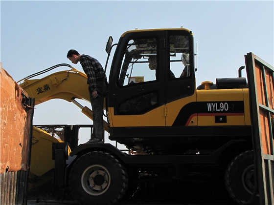 寶鼎輪式90挖掘機(jī)發(fā)車(chē) 寶鼎輪式90挖掘機(jī)發(fā)車(chē)
