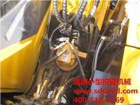 寶鼎小型挖掘機械