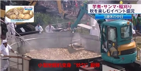 小型挖掘機當鍋鏟炒菜 小型挖掘機當鍋鏟炒菜