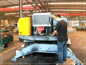 寶鼎小型挖掘機(jī)一線員工 寶鼎小型挖掘機(jī)一線員工