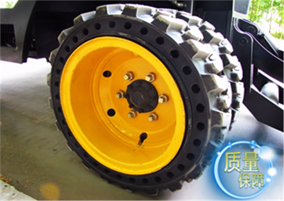 抓機采用實心輪胎設計 抓機采用實心輪胎設計