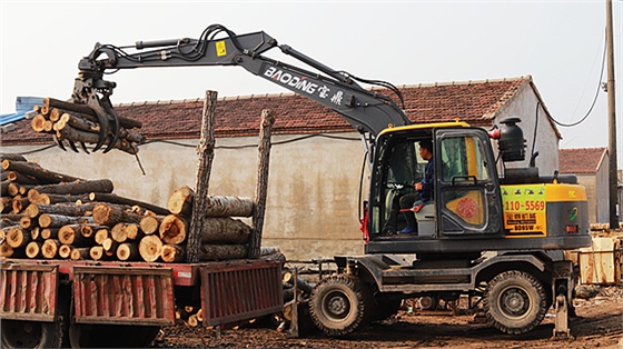 抓木機正在裝卸 抓木機正在裝卸