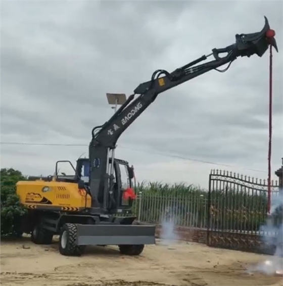 110抓木機(jī).jpg 110抓木機(jī).jpg