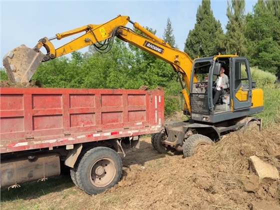 寶鼎80輪式挖掘機.png 寶鼎80輪式挖掘機.png