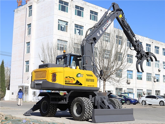 125plus抓木機(jī).jpg 125plus抓木機(jī).jpg