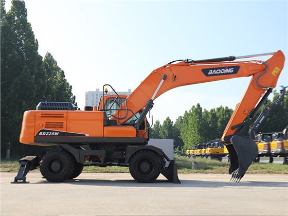 寶鼎225挖掘機.jpg 寶鼎225挖掘機.jpg