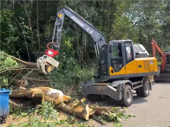 寶鼎110E抱夾鋸抓木機.jpg 寶鼎110E抱夾鋸抓木機.jpg