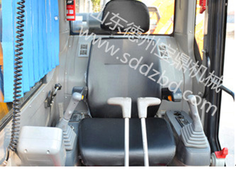 寶鼎履帶90車豪華內飾