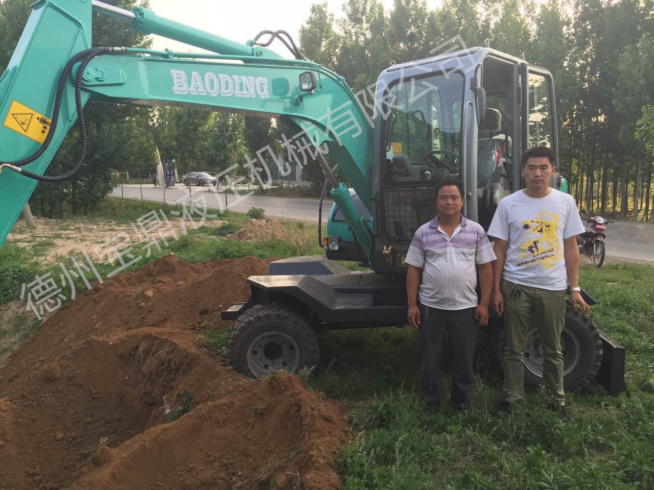 輪式挖掘機 輪式挖掘機