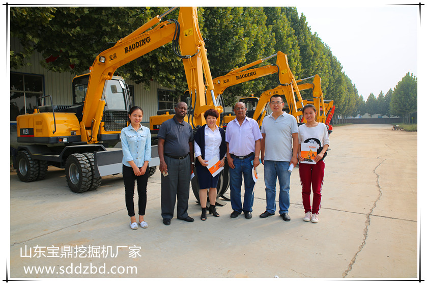 國外客戶考察寶鼎輪式挖掘機抓木機械產品 國外客戶考察寶鼎輪式挖掘機抓木機械產品
