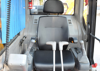 履帶80駕駛室內部 履帶80駕駛室內部