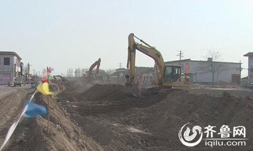 小型挖掘機道路施工現場 小型挖掘機道路施工現場