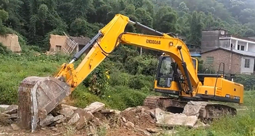 寶鼎小型挖掘機(jī)修路
