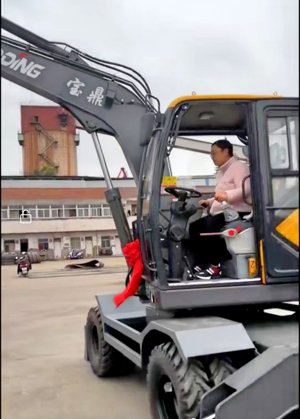 女士開寶鼎輪式挖掘機(jī) 女士開寶鼎輪式挖掘機(jī)