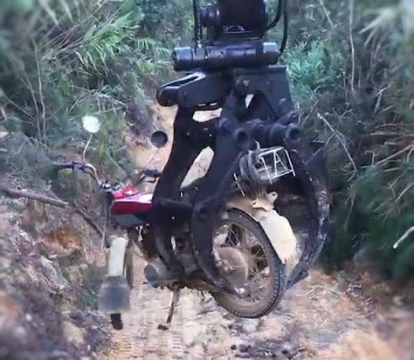 抓木機(jī)抓摩托 抓木機(jī)抓摩托