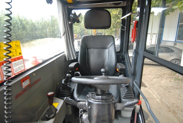 輪式挖掘機駕駛室.jpg 輪式挖掘機駕駛室.jpg