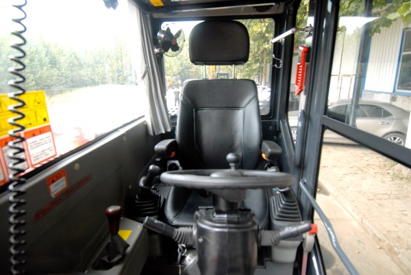 輪式挖掘機怎么開 輪式挖掘機怎么開