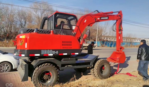 輪式挖掘機怎么開