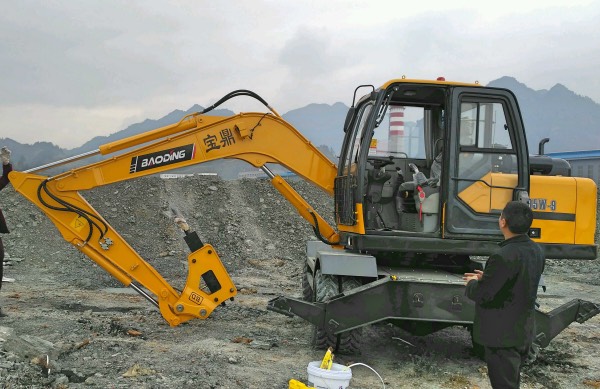 輪式挖掘機(jī)多功能用途 輪式挖掘機(jī)多功能用途