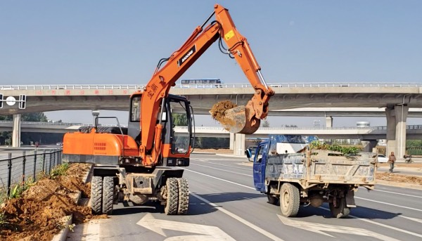 太原輪式挖掘機作業現場 太原輪式挖掘機作業現場