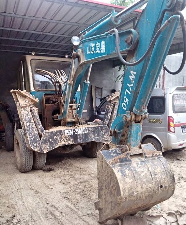 多年前的寶鼎180度旋轉膠輪挖掘機