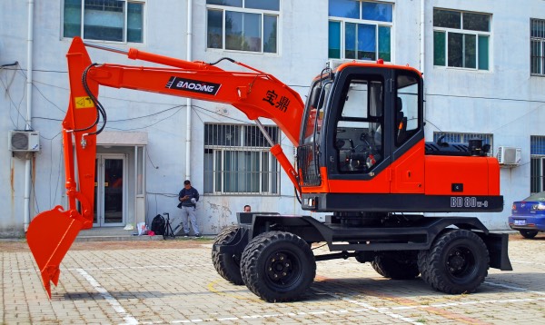 360度旋轉膠輪挖掘機