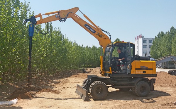 寶鼎多功能輪式挖掘機
