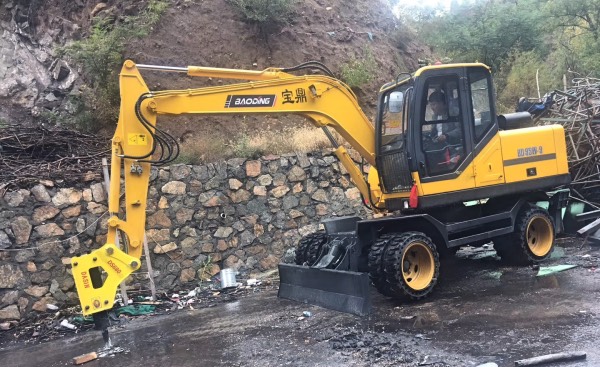 國(guó)產(chǎn)輪式挖掘機(jī) 國(guó)產(chǎn)輪式挖掘機(jī)