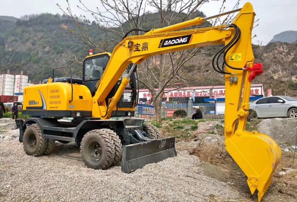 輪式挖掘機作業現場 輪式挖掘機作業現場