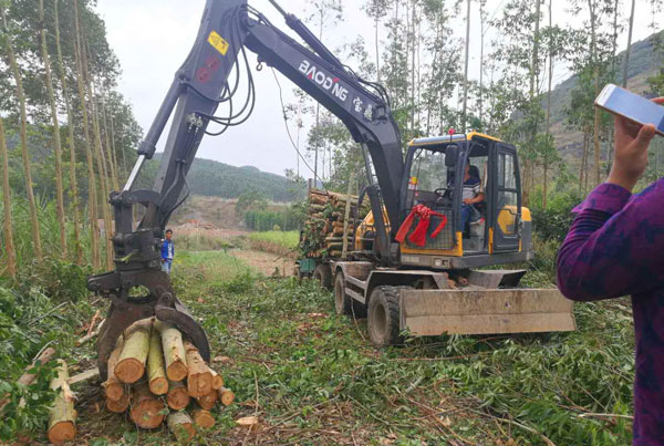 寶鼎輪式挖掘機抓木機廣西作業.jpg 寶鼎輪式挖掘機抓木機廣西作業.jpg