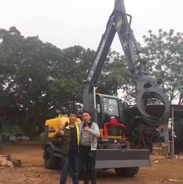 寶鼎輪式挖掘機抓木機.jpg 寶鼎輪式挖掘機抓木機.jpg