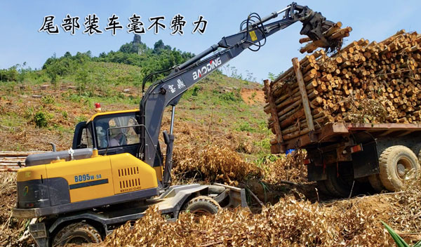 寶鼎95輪式挖掘機抓木機作業.jpg 寶鼎95輪式挖掘機抓木機作業.jpg