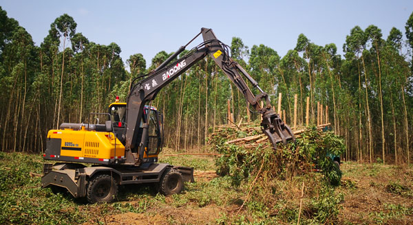 寶鼎輪式抓木機桉樹裝車作業.jpg 寶鼎輪式抓木機桉樹裝車作業.jpg