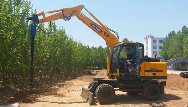 多功能輪式挖掘機(jī)95車型.jpg 多功能輪式挖掘機(jī)95車型.jpg