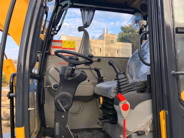 寶鼎抓木機冷暖空調(diào)駕駛室.jpg 寶鼎抓木機冷暖空調(diào)駕駛室.jpg