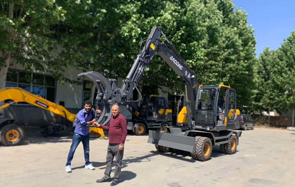 外國友人參觀寶鼎抓木機廠家.jpg 外國友人參觀寶鼎抓木機廠家.jpg