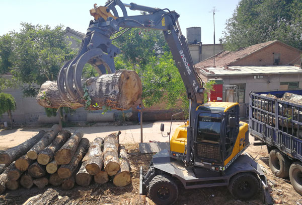耐用輪式抓木機.jpg 耐用輪式抓木機.jpg
