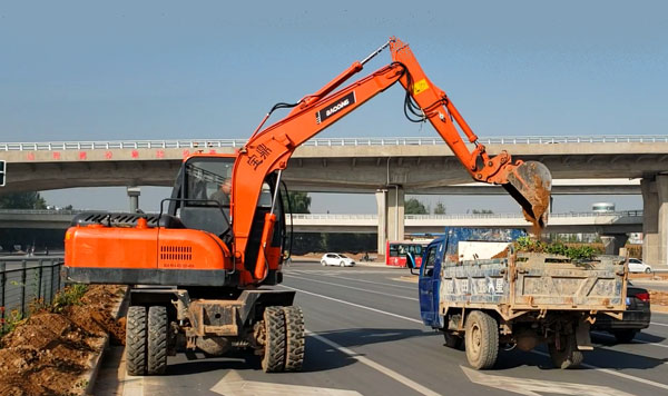 80輪式挖掘機.jpg 80輪式挖掘機.jpg