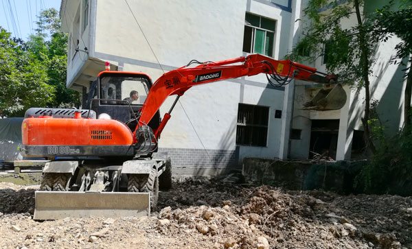 80寶鼎輪式挖掘機.jpg 80寶鼎輪式挖掘機.jpg