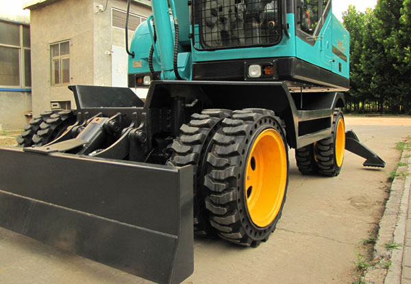 寶鼎95抓木機實心胎配置.jpg 寶鼎95抓木機實心胎配置.jpg