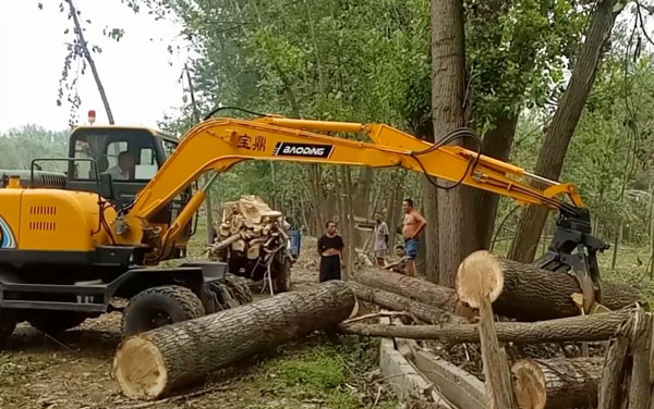 寶鼎95輪式挖掘機(jī)抓木機(jī).jpg 寶鼎95輪式挖掘機(jī)抓木機(jī).jpg