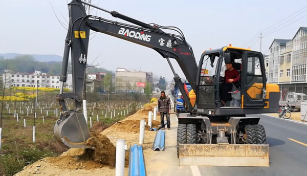 寶鼎95輪式挖掘機.jpg 寶鼎95輪式挖掘機.jpg