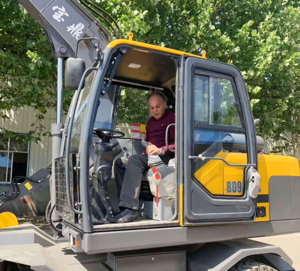 寶鼎輪式抓木機.jpg 寶鼎輪式抓木機.jpg