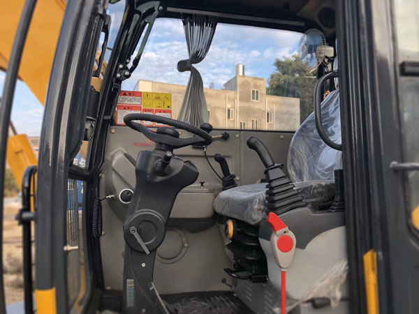 抓木機駕駛室.jpg 抓木機駕駛室.jpg