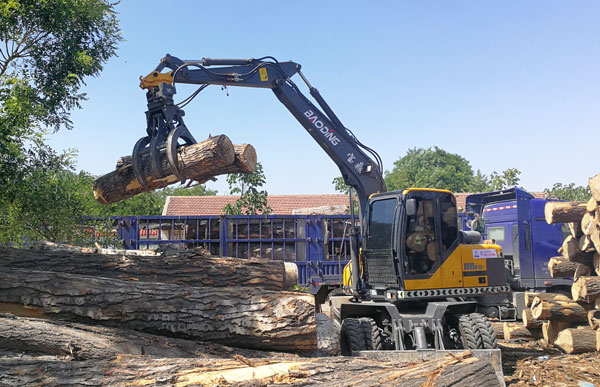 輪式抓木機.jpg 輪式抓木機.jpg