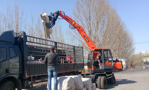 80抓木機.jpg 80抓木機.jpg