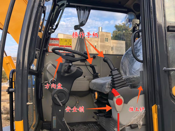 抓木機操作駕駛室.jpg 抓木機操作駕駛室.jpg