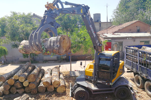 抓木機楊樹裝車.jpg 抓木機楊樹裝車.jpg