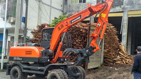 80輪式抓木機.jpg 80輪式抓木機.jpg