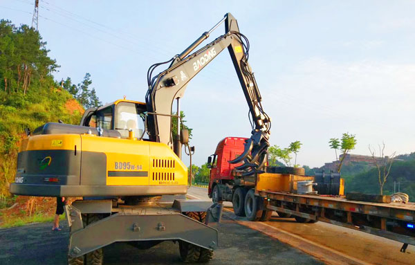 95抓木機.jpg 95抓木機.jpg